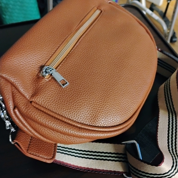 New Crossbody Bag - Unisex - Picture 7 of 8